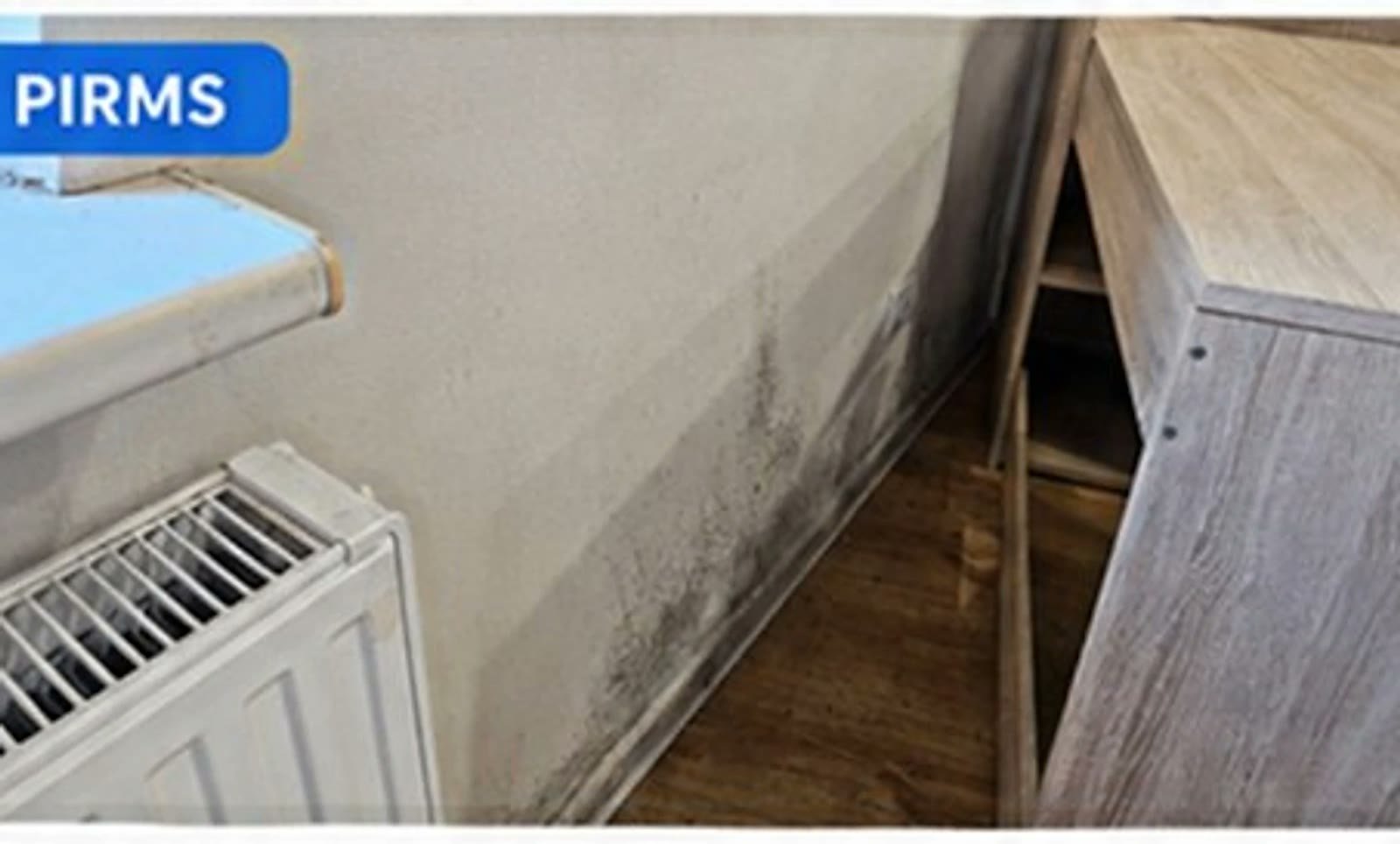 Siena un radiators pēc pelējuma tīrīšanas — Pirms